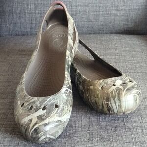 CROCS Size 7 Women's Camouflage Ballet flats